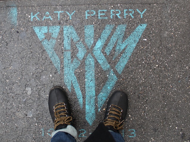 katy perry, side walk, new york